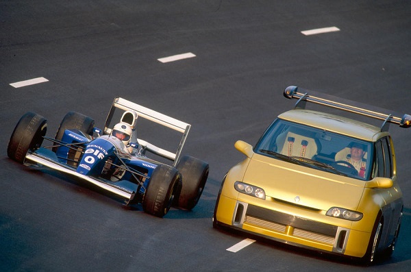 La Espace F1 y un Williams con el mismo motor