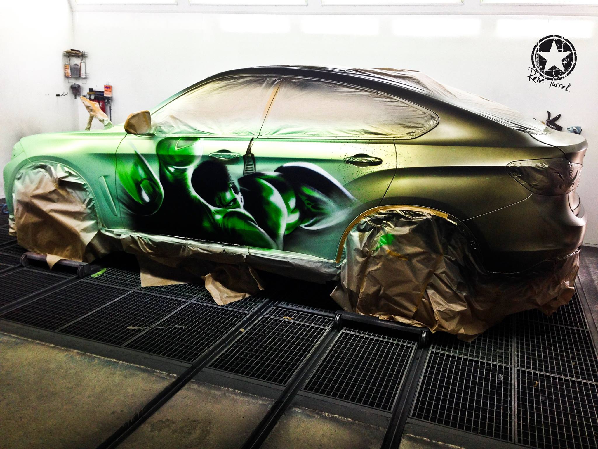 ¿Y si el agua caliente convirtiese la pintura de tu coche en la piel del increíble Hulk?