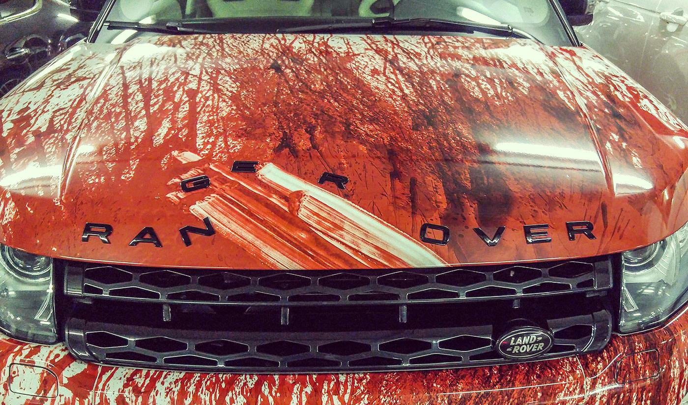 Un trabajo de pintura terrorífico: Range Rover con pintura efecto salpicaduras de sangre
