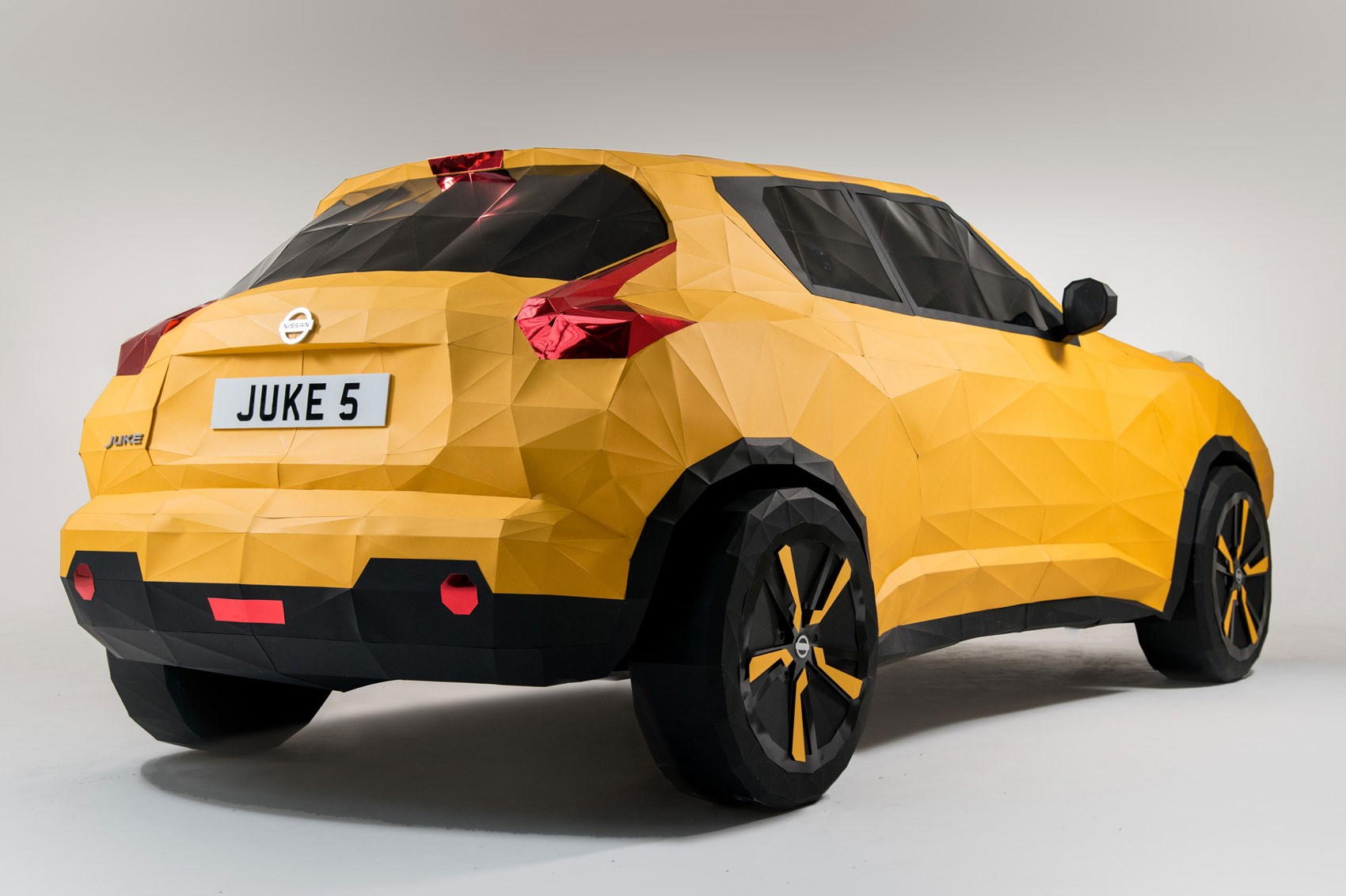 La nueva carrocería del Nissan Juke no es de acero ni de aluminio ni de fibra de carbono… ¡Es de papel!