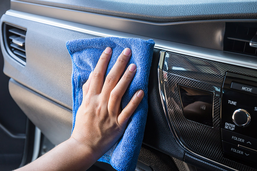 4 pasos para limpiar correctamente las partes plásticas del interior del  carro