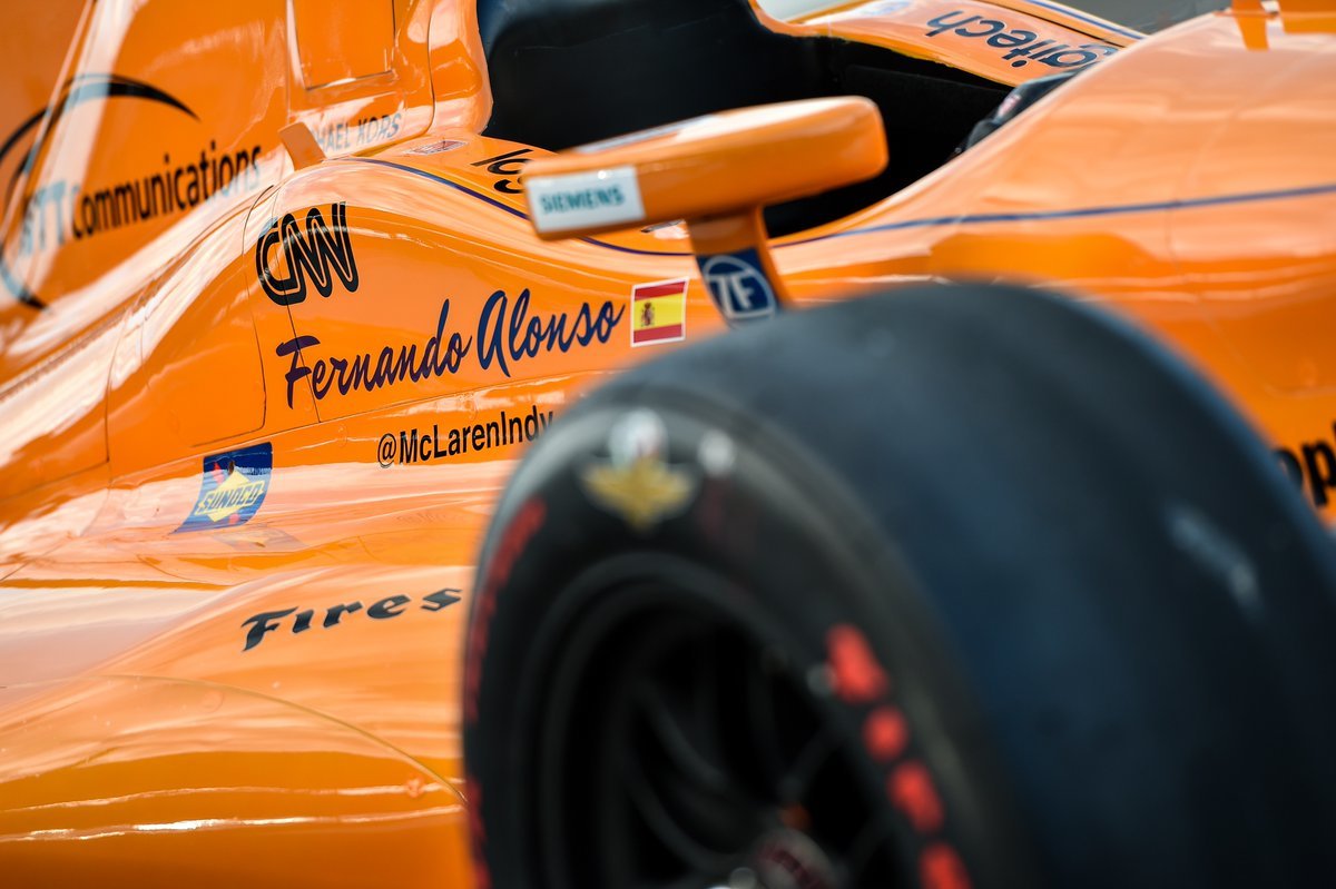El nuevo McLaren-Renault 2018 de Fernando Alonso regresa al color naranja papaya
