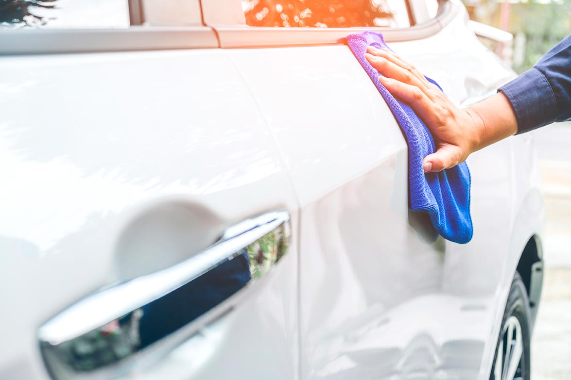 Por qué no deberías dejar que tu coche se seque al sol después de lavarlo