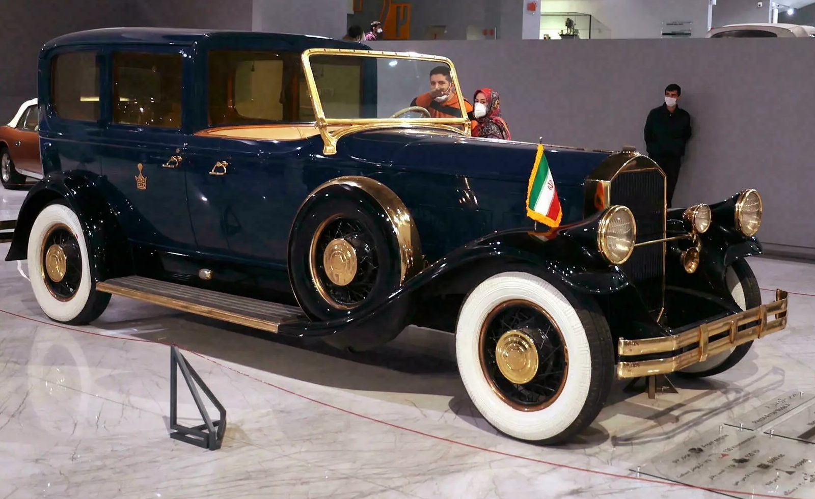 La colección de coches de la familia real de Irán que escondió